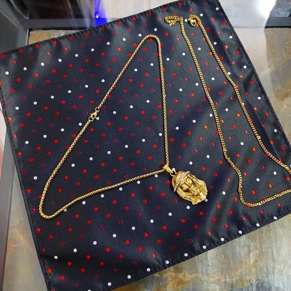 18K Gold Plated Jesus Pendant Necklace With Crystals - Picture 3 of 7